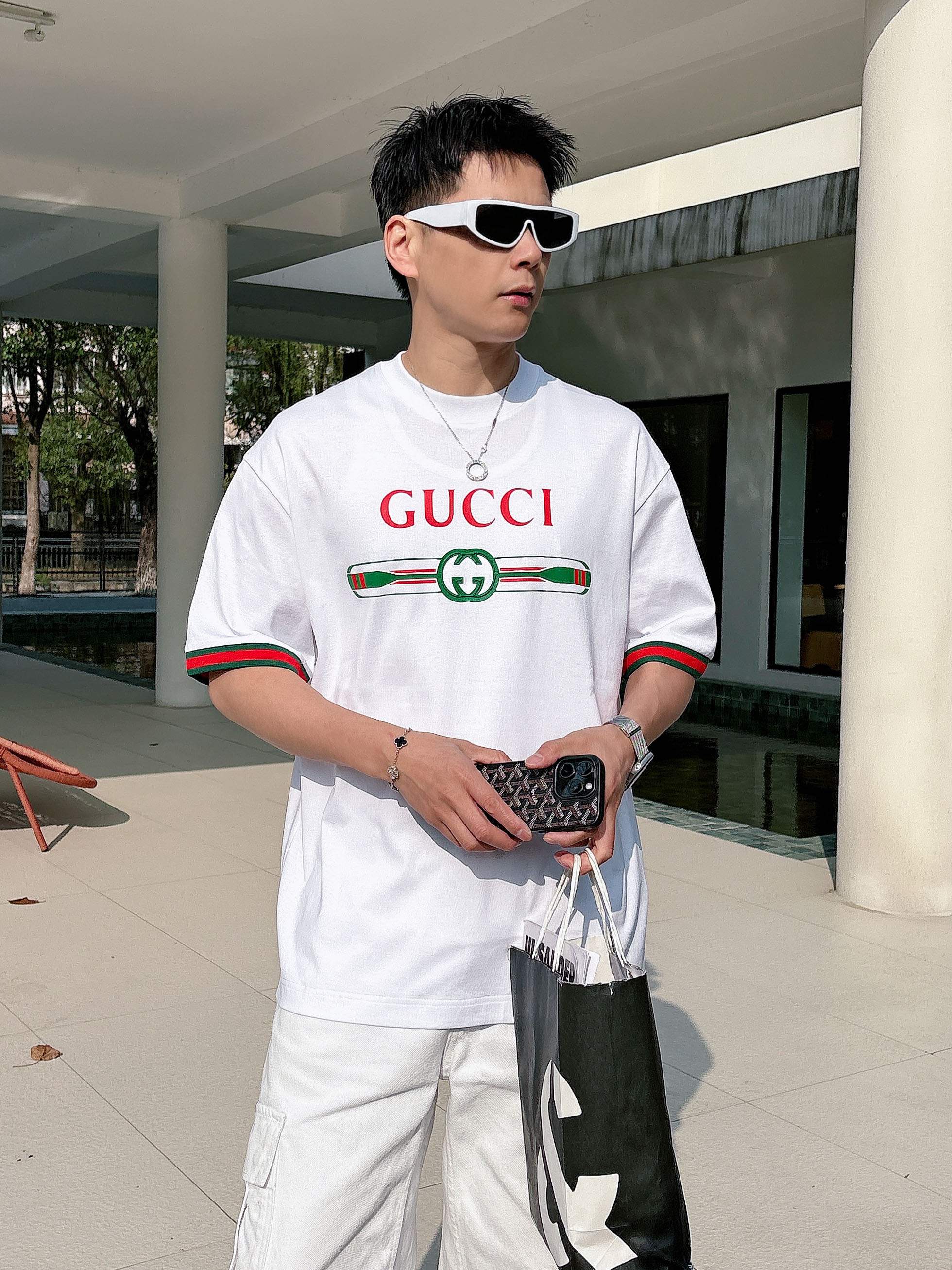 NO:746411,[Gucci 2026 Spring and Summer · High-end Customized T-shirts] The core fabric is Pima cotton imported from Peru × top-level mercerization technology. The core body feels silky smooth, excellent breathability and not stuffy. The core technology is heavy industry three-dimensional logo, counter-level precision stitching. The core version is crisp and neat, modifying the body. Black, white, two-color | S-3XL full size coverage AAA1,, gucci, tees, t-shirt,19860909【 古驰 2026春夏 · 高阶定制T恤】 核心面料秘鲁进口匹马棉 × 顶级丝光工艺 核心体感蚕丝般柔滑,卓越透气不闷热 核心工艺重工立体Logo,专柜级精密车线 核心版型挺括利落,修饰身材 黑 白 双色 | S-3XL全码覆盖 AAA1,,gucci,tees，t-shirt,,Men's clothing