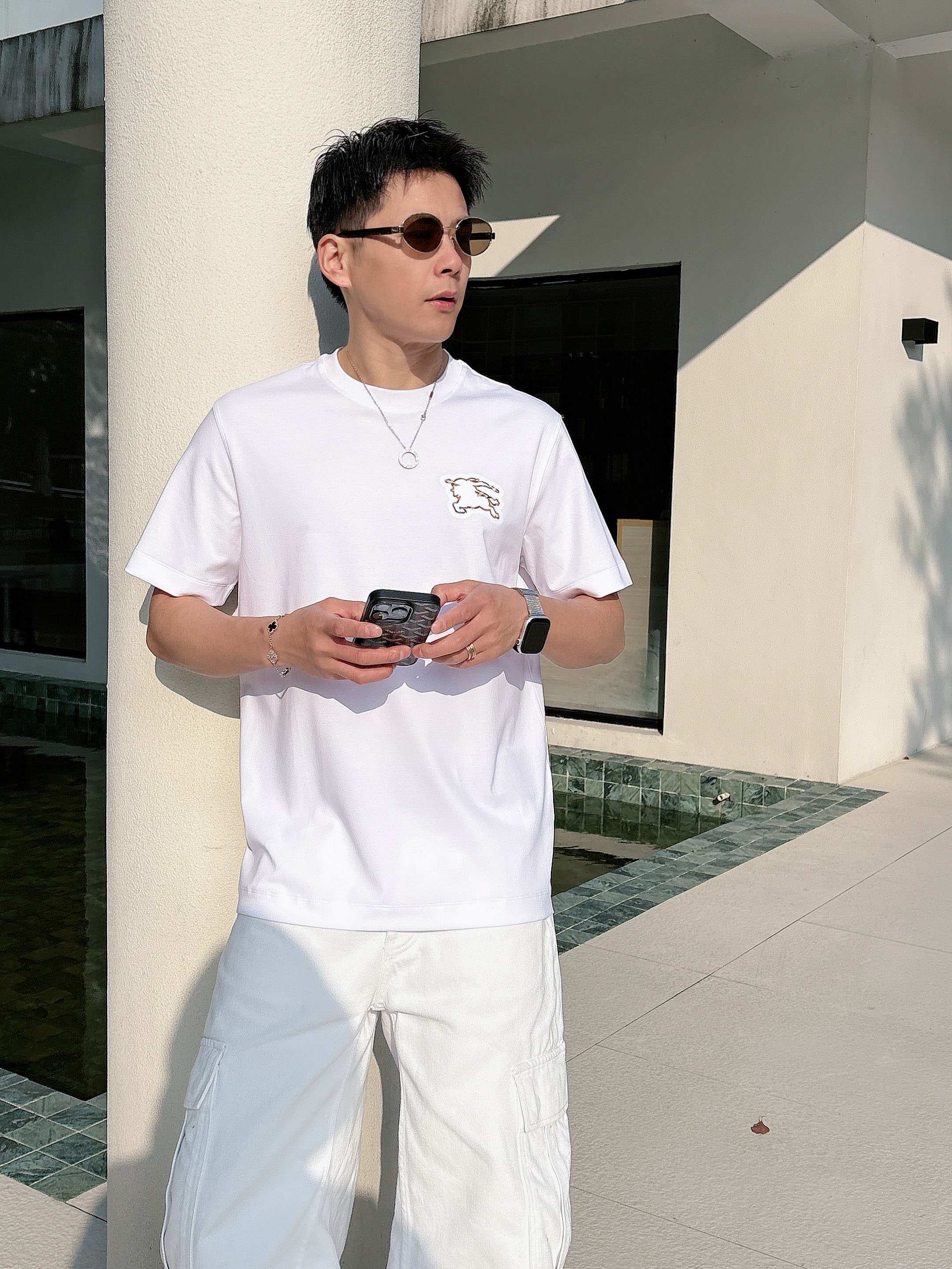 【 巴宝莉 2026春夏 · 高阶定制T恤】🔹 核心面料：秘鲁进口匹马棉 × 顶级丝光工艺🔹 核心体感：
