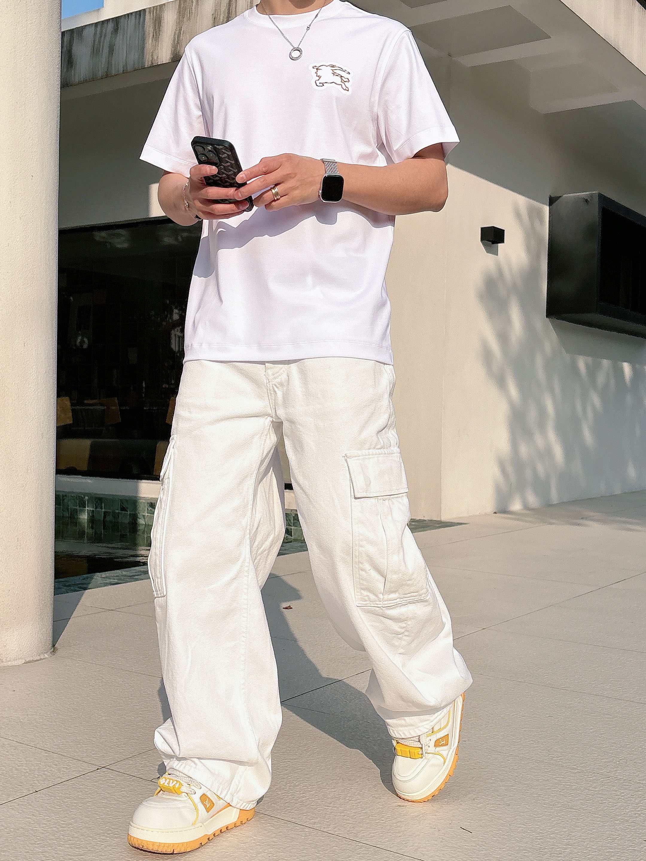 【 巴宝莉 2026春夏 · 高阶定制T恤】🔹 核心面料：秘鲁进口匹马棉 × 顶级丝光工艺🔹 核心体感：