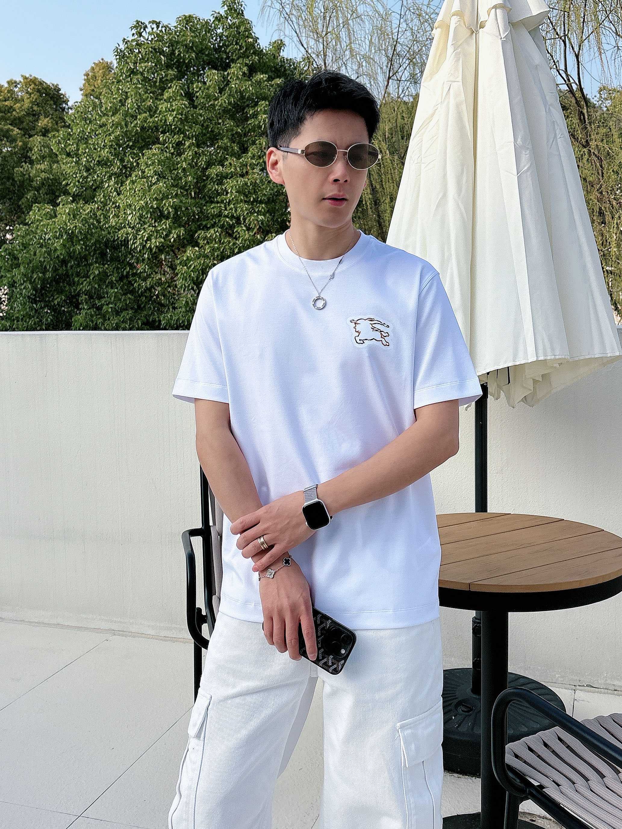 【 巴宝莉 2026春夏 · 高阶定制T恤】🔹 核心面料：秘鲁进口匹马棉 × 顶级丝光工艺🔹 核心体感：