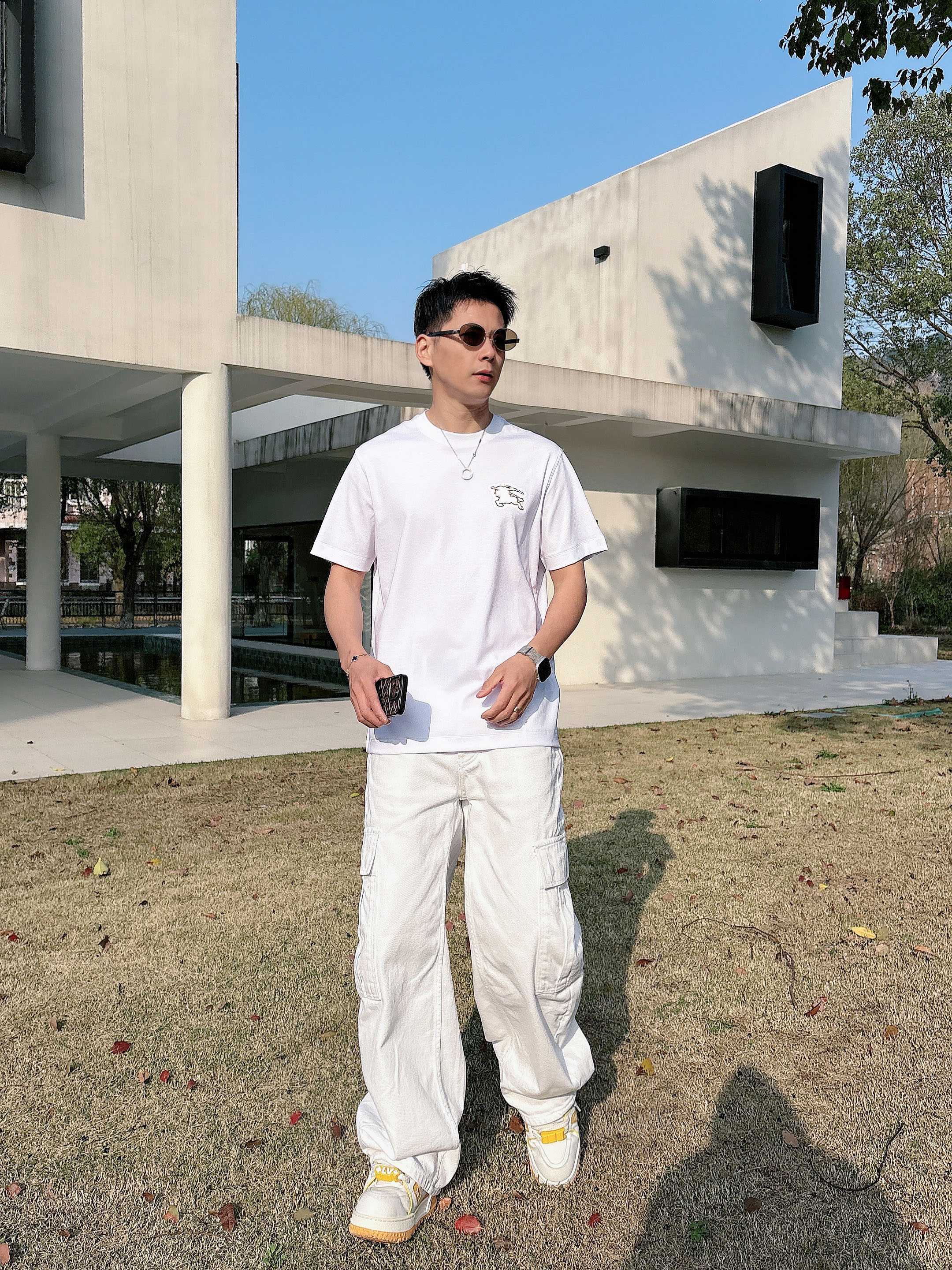 【 巴宝莉 2026春夏 · 高阶定制T恤】🔹 核心面料：秘鲁进口匹马棉 × 顶级丝光工艺🔹 核心体感：
