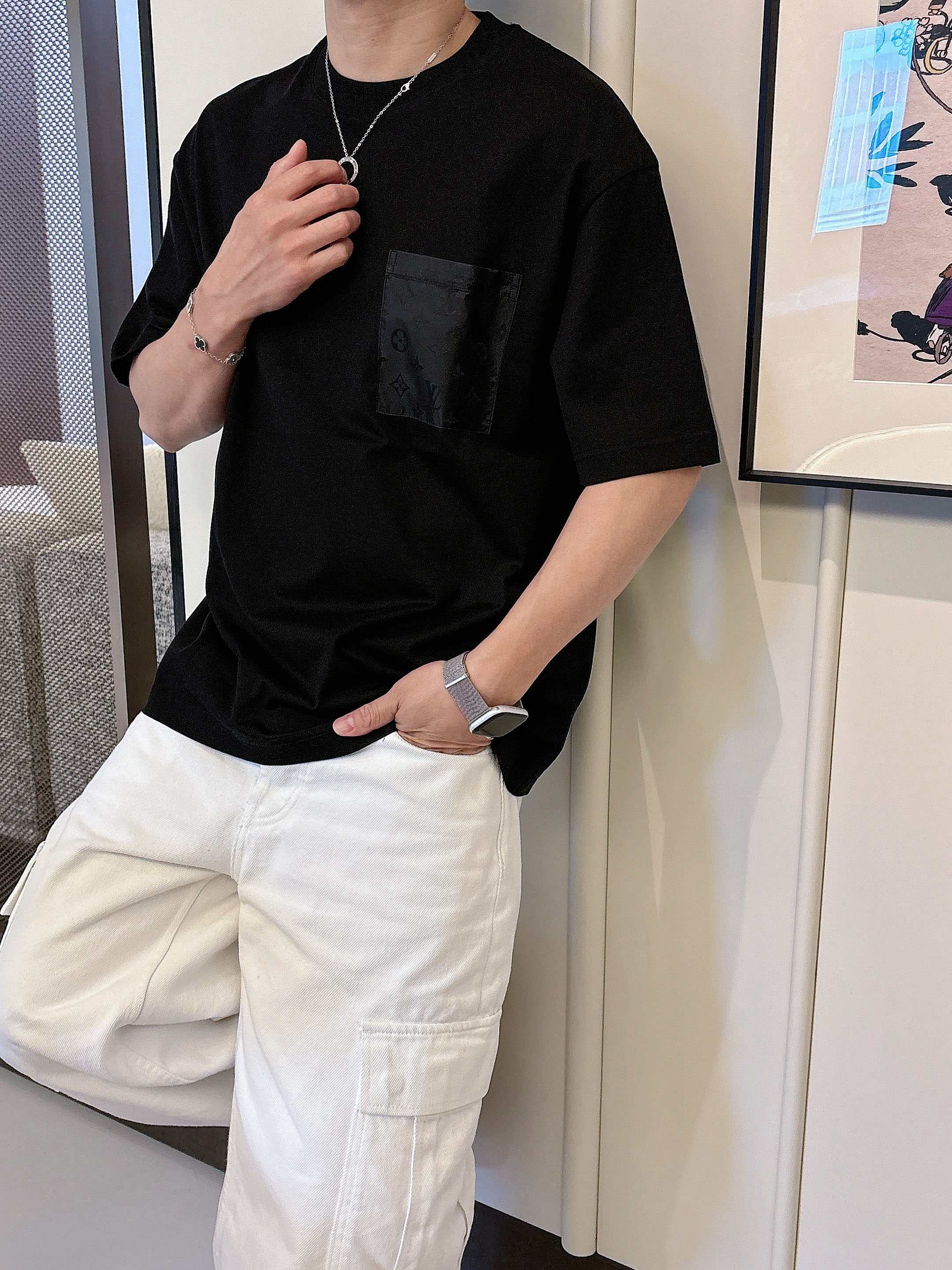 【  LV  2026春夏 · 高阶定制T恤】🔹 核心面料：秘鲁进口匹马棉 × 顶级丝光工艺🔹 核心体感