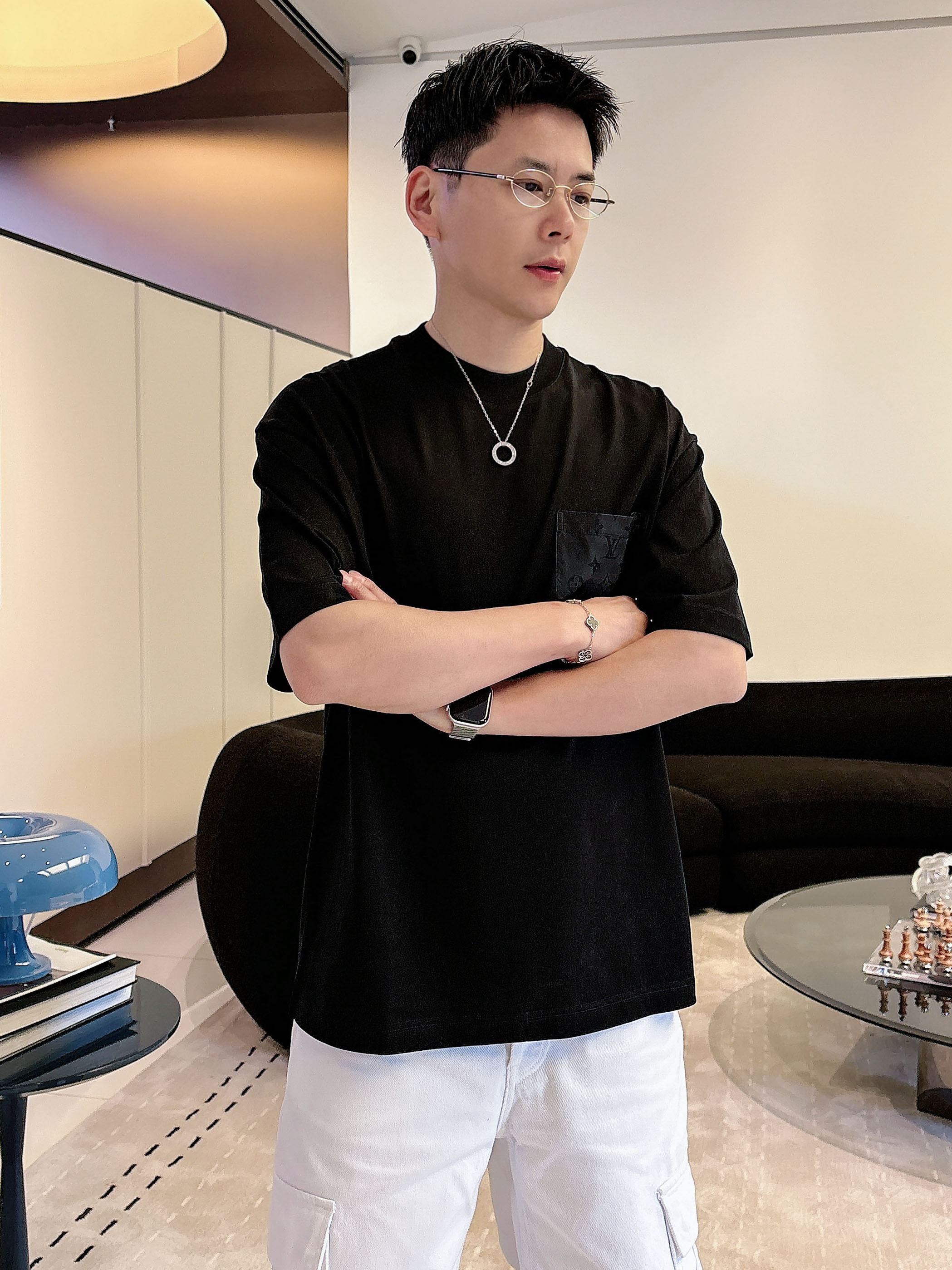 【  LV  2026春夏 · 高阶定制T恤】🔹 核心面料：秘鲁进口匹马棉 × 顶级丝光工艺🔹 核心体感