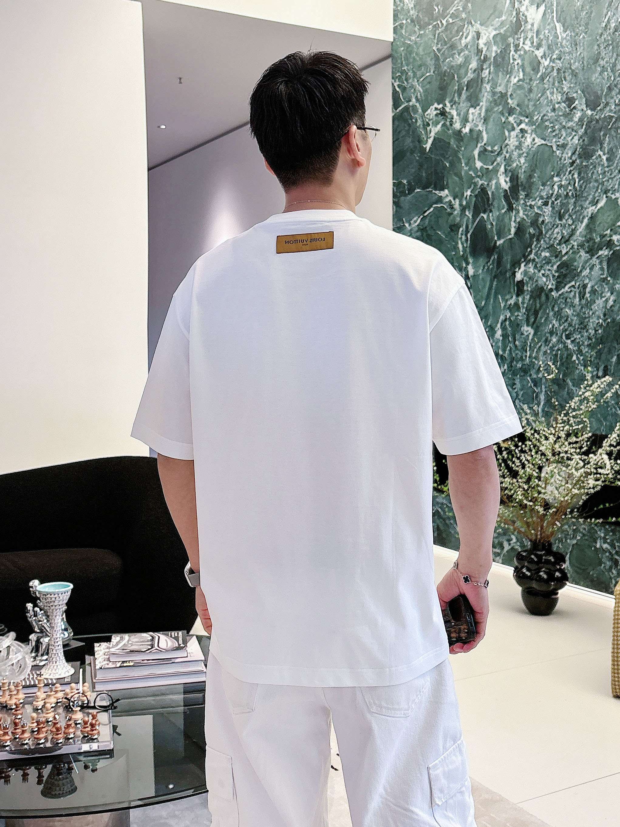 【  LV  2026春夏 · 高阶定制T恤】🔹 核心面料：秘鲁进口匹马棉 × 顶级丝光工艺🔹 核心体感