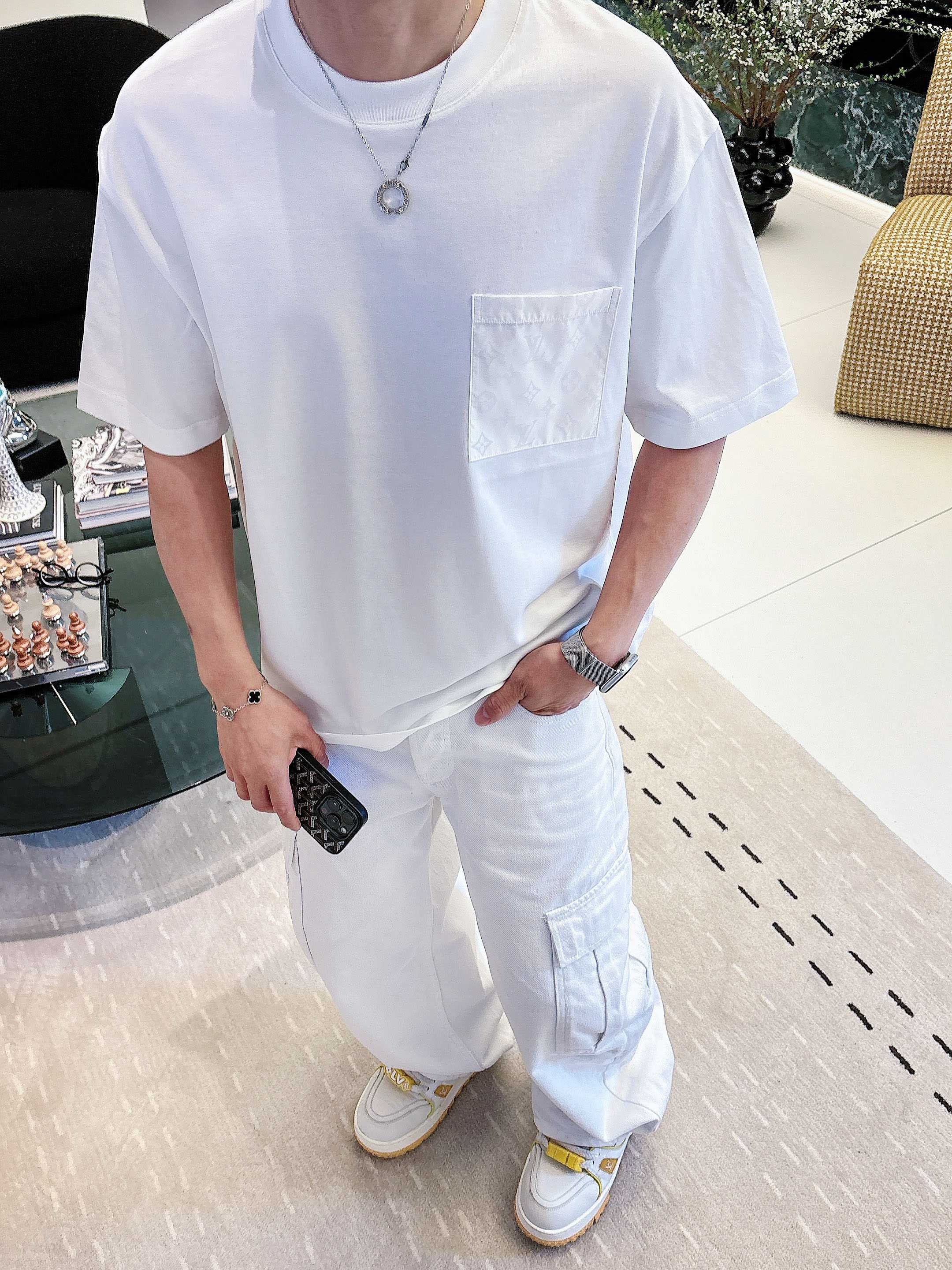【  LV  2026春夏 · 高阶定制T恤】🔹 核心面料：秘鲁进口匹马棉 × 顶级丝光工艺🔹 核心体感