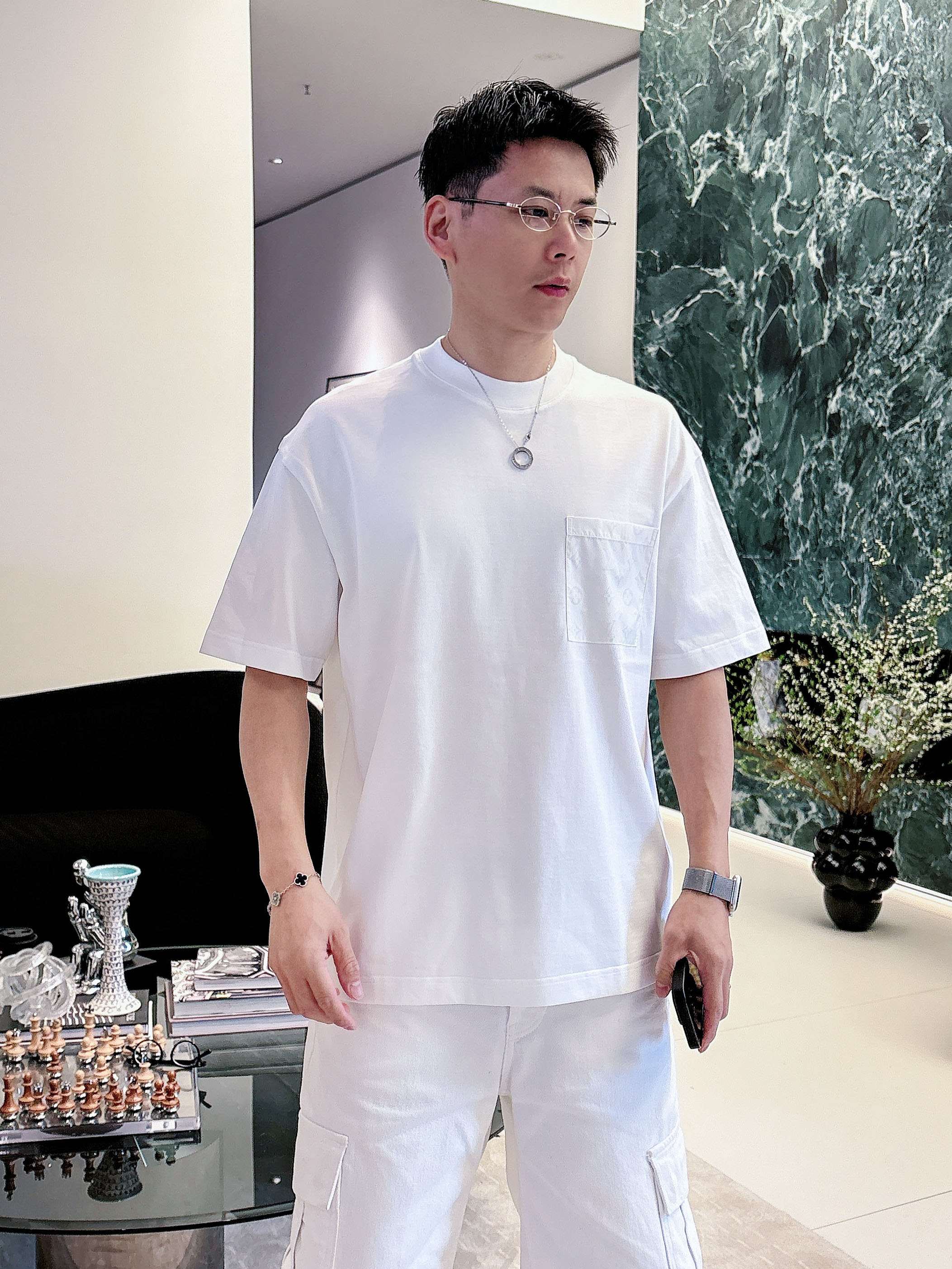 【  LV  2026春夏 · 高阶定制T恤】🔹 核心面料：秘鲁进口匹马棉 × 顶级丝光工艺🔹 核心体感