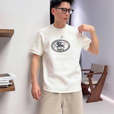 2026秋冬 圆领刺绣短袖T恤打底衫 元素性的Logo徽章凸显休闲时尚魅力,依然独领时尚风骚.内搭好伴侣… 客供高支弹力 2026秋冬 圆领刺绣短袖T恤打底衫 元素性的Logo徽章凸显休闲时尚魅力,依然独领时尚风骚.内搭好伴侣… 客供高支弹力