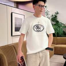2026秋冬 圆领刺绣短袖T恤打底衫 元素性的Logo徽章凸显休闲时尚魅力,依然独领时尚风骚.内搭好伴侣… 客供高支弹力 2026秋冬 圆领刺绣短袖T恤打底衫 元素性的Logo徽章凸显休闲时尚魅力,依然独领时尚风骚.内搭好伴侣… 客供高支弹力
