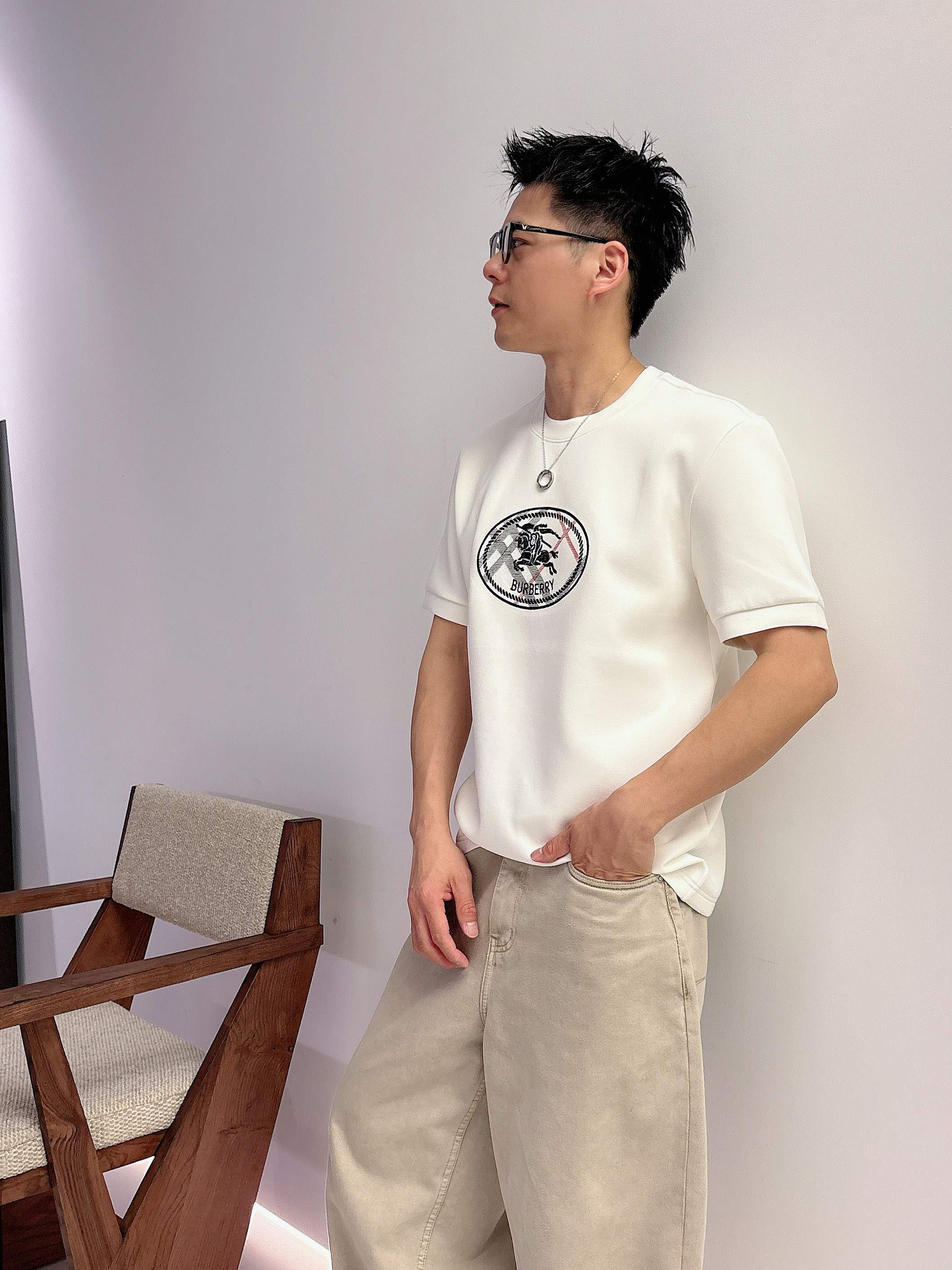 2026秋冬 圆领刺绣短袖T恤打底衫 元素性的Logo徽章凸显休闲时尚魅力,依然独领时尚风骚.内搭好伴侣… 客供高支弹力 2026秋冬 圆领刺绣短袖T恤打底衫 元素性的Logo徽章凸显休闲时尚魅力,依然独领时尚风骚.内搭好伴侣… 客供高支弹力