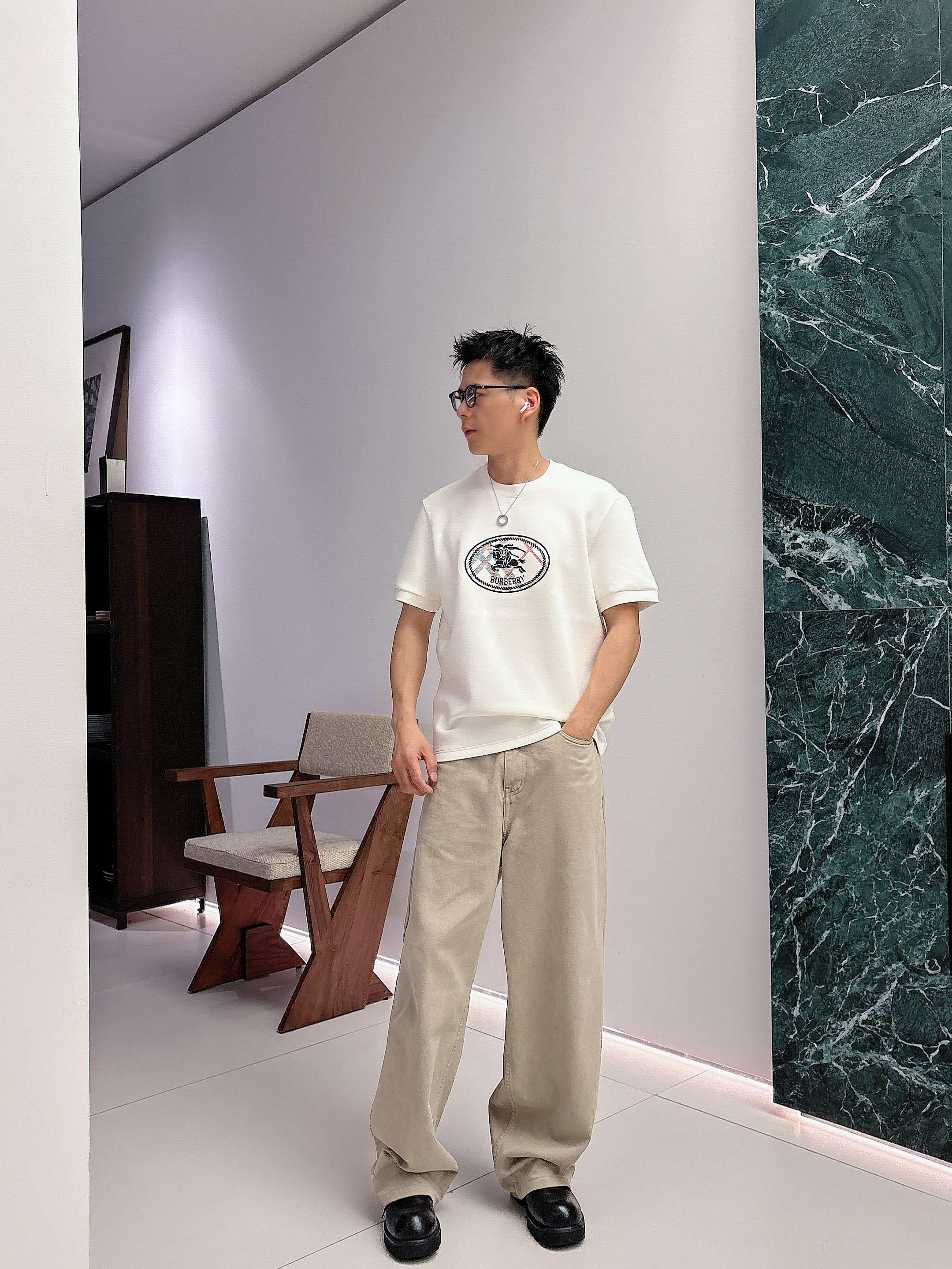 2026秋冬 圆领刺绣短袖T恤打底衫 元素性的Logo徽章凸显休闲时尚魅力,依然独领时尚风骚.内搭好伴侣… 客供高支弹力 2026秋冬 圆领刺绣短袖T恤打底衫 元素性的Logo徽章凸显休闲时尚魅力,依然独领时尚风骚.内搭好伴侣… 客供高支弹力