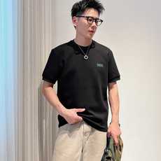 2026秋冬 圆领刺绣短袖T恤打底衫 元素性的Logo徽章凸显休闲时尚魅力,依然独领时尚风骚.内搭好伴侣… 客供高支弹力 2026秋冬 圆领刺绣短袖T恤打底衫 元素性的Logo徽章凸显休闲时尚魅力,依然独领时尚风骚.内搭好伴侣… 客供高支弹力