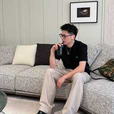 2026秋冬 圆领刺绣短袖T恤打底衫 元素性的Logo徽章凸显休闲时尚魅力,依然独领时尚风骚.内搭好伴侣… 客供高支弹力 2026秋冬 圆领刺绣短袖T恤打底衫 元素性的Logo徽章凸显休闲时尚魅力,依然独领时尚风骚.内搭好伴侣… 客供高支弹力