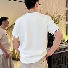 2026秋冬 圆领刺绣短袖T恤打底衫 元素性的Logo徽章凸显休闲时尚魅力,依然独领时尚风骚.内搭好伴侣… 客供高支弹力 2026秋冬 圆领刺绣短袖T恤打底衫 元素性的Logo徽章凸显休闲时尚魅力,依然独领时尚风骚.内搭好伴侣… 客供高支弹力
