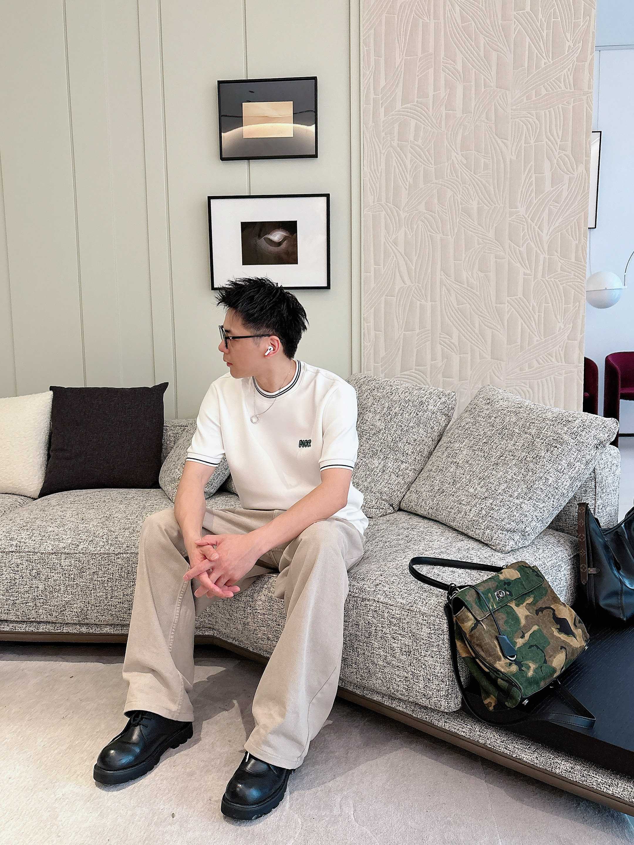 2026秋冬 圆领刺绣短袖T恤打底衫 元素性的Logo徽章凸显休闲时尚魅力,依然独领时尚风骚.内搭好伴侣… 客供高支弹力 2026秋冬 圆领刺绣短袖T恤打底衫 元素性的Logo徽章凸显休闲时尚魅力,依然独领时尚风骚.内搭好伴侣… 客供高支弹力