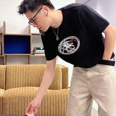 2026秋冬 圆领刺绣短袖T恤打底衫 元素性的Logo徽章凸显休闲时尚魅力,依然独领时尚风骚.内搭好伴侣… 客供高支弹力 2026秋冬 圆领刺绣短袖T恤打底衫 元素性的Logo徽章凸显休闲时尚魅力,依然独领时尚风骚.内搭好伴侣… 客供高支弹力