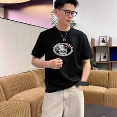 2026秋冬 圆领刺绣短袖T恤打底衫 元素性的Logo徽章凸显休闲时尚魅力,依然独领时尚风骚.内搭好伴侣… 客供高支弹力 2026秋冬 圆领刺绣短袖T恤打底衫 元素性的Logo徽章凸显休闲时尚魅力,依然独领时尚风骚.内搭好伴侣… 客供高支弹力