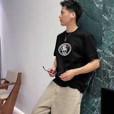 2026秋冬 圆领刺绣短袖T恤打底衫 元素性的Logo徽章凸显休闲时尚魅力,依然独领时尚风骚.内搭好伴侣… 客供高支弹力 2026秋冬 圆领刺绣短袖T恤打底衫 元素性的Logo徽章凸显休闲时尚魅力,依然独领时尚风骚.内搭好伴侣… 客供高支弹力