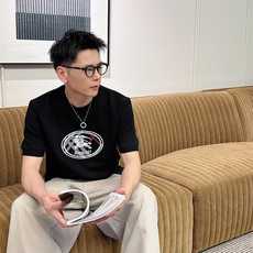 2026秋冬 圆领刺绣短袖T恤打底衫 元素性的Logo徽章凸显休闲时尚魅力,依然独领时尚风骚.内搭好伴侣… 客供高支弹力 2026秋冬 圆领刺绣短袖T恤打底衫 元素性的Logo徽章凸显休闲时尚魅力,依然独领时尚风骚.内搭好伴侣… 客供高支弹力