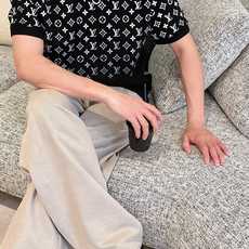 2026秋冬 圆领刺绣短袖T恤打底衫 元素性的Logo徽章凸显休闲时尚魅力,依然独领时尚风骚.内搭好伴侣… 客供高支弹力 2026秋冬 圆领刺绣短袖T恤打底衫 元素性的Logo徽章凸显休闲时尚魅力,依然独领时尚风骚.内搭好伴侣… 客供高支弹力