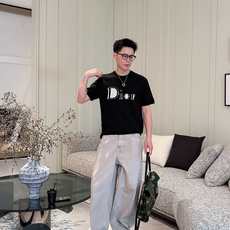 2026秋冬 圆领刺绣短袖T恤打底衫 元素性的Logo徽章凸显休闲时尚魅力,依然独领时尚风骚.内搭好伴侣… 客供高支弹力 2026秋冬 圆领刺绣短袖T恤打底衫 元素性的Logo徽章凸显休闲时尚魅力,依然独领时尚风骚.内搭好伴侣… 客供高支弹力