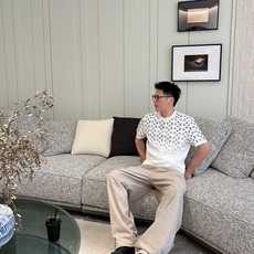 2026秋冬 圆领刺绣短袖T恤打底衫 元素性的Logo徽章凸显休闲时尚魅力,依然独领时尚风骚.内搭好伴侣… 客供高支弹力 2026秋冬 圆领刺绣短袖T恤打底衫 元素性的Logo徽章凸显休闲时尚魅力,依然独领时尚风骚.内搭好伴侣… 客供高支弹力
