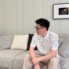 2026秋冬 圆领刺绣短袖T恤打底衫 元素性的Logo徽章凸显休闲时尚魅力,依然独领时尚风骚.内搭好伴侣… 客供高支弹力 2026秋冬 圆领刺绣短袖T恤打底衫 元素性的Logo徽章凸显休闲时尚魅力,依然独领时尚风骚.内搭好伴侣… 客供高支弹力