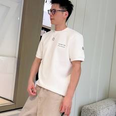 2026秋冬 圆领刺绣短袖T恤打底衫 元素性的Logo徽章凸显休闲时尚魅力,依然独领时尚风骚.内搭好伴侣… 客供高支弹力 2026秋冬 圆领刺绣短袖T恤打底衫 元素性的Logo徽章凸显休闲时尚魅力,依然独领时尚风骚.内搭好伴侣… 客供高支弹力