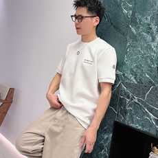 2026秋冬 圆领刺绣短袖T恤打底衫 元素性的Logo徽章凸显休闲时尚魅力,依然独领时尚风骚.内搭好伴侣… 客供高支弹力 2026秋冬 圆领刺绣短袖T恤打底衫 元素性的Logo徽章凸显休闲时尚魅力,依然独领时尚风骚.内搭好伴侣… 客供高支弹力