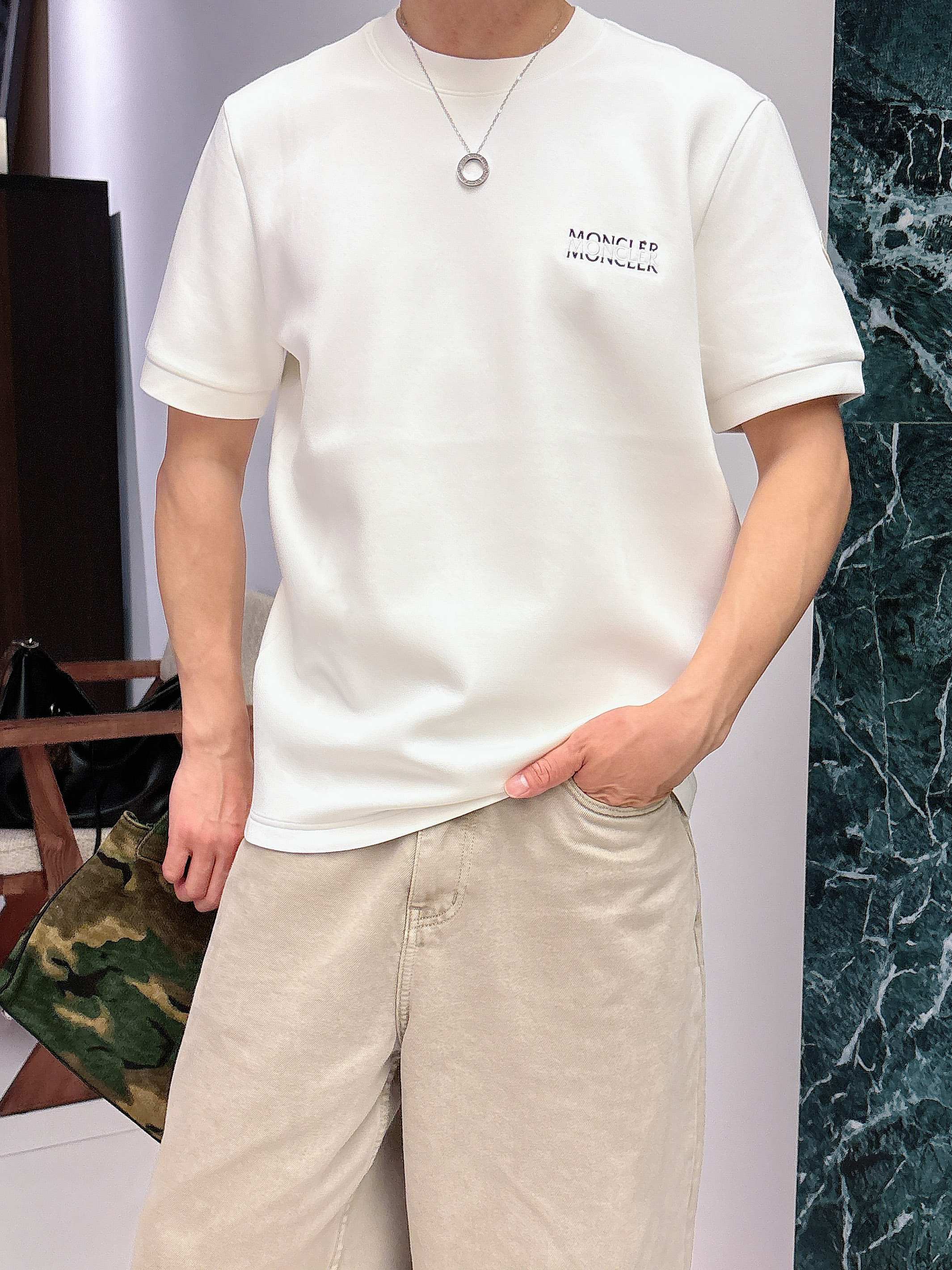 2026秋冬 圆领刺绣短袖T恤打底衫 元素性的Logo徽章凸显休闲时尚魅力,依然独领时尚风骚.内搭好伴侣… 客供高支弹力 2026秋冬 圆领刺绣短袖T恤打底衫 元素性的Logo徽章凸显休闲时尚魅力,依然独领时尚风骚.内搭好伴侣… 客供高支弹力