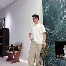 2026秋冬 圆领刺绣短袖T恤打底衫 元素性的Logo徽章凸显休闲时尚魅力,依然独领时尚风骚.内搭好伴侣… 客供高支弹力 2026秋冬 圆领刺绣短袖T恤打底衫 元素性的Logo徽章凸显休闲时尚魅力,依然独领时尚风骚.内搭好伴侣… 客供高支弹力