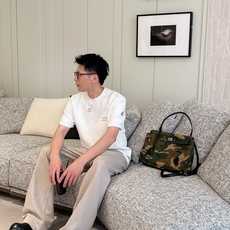 2026秋冬 圆领刺绣短袖T恤打底衫 元素性的Logo徽章凸显休闲时尚魅力,依然独领时尚风骚.内搭好伴侣… 客供高支弹力 2026秋冬 圆领刺绣短袖T恤打底衫 元素性的Logo徽章凸显休闲时尚魅力,依然独领时尚风骚.内搭好伴侣… 客供高支弹力