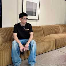 2026秋冬 圆领刺绣短袖T恤打底衫 元素性的Logo徽章凸显休闲时尚魅力,依然独领时尚风骚.内搭好伴侣… 客供高支弹力 2026秋冬 圆领刺绣短袖T恤打底衫 元素性的Logo徽章凸显休闲时尚魅力,依然独领时尚风骚.内搭好伴侣… 客供高支弹力