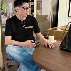 2026秋冬 圆领刺绣短袖T恤打底衫 元素性的Logo徽章凸显休闲时尚魅力,依然独领时尚风骚.内搭好伴侣… 客供高支弹力 2026秋冬 圆领刺绣短袖T恤打底衫 元素性的Logo徽章凸显休闲时尚魅力,依然独领时尚风骚.内搭好伴侣… 客供高支弹力