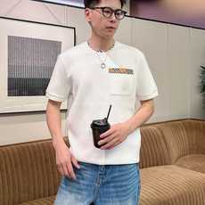 2026秋冬 圆领刺绣短袖T恤打底衫 元素性的Logo徽章凸显休闲时尚魅力,依然独领时尚风骚.内搭好伴侣… 客供高支弹力 2026秋冬 圆领刺绣短袖T恤打底衫 元素性的Logo徽章凸显休闲时尚魅力,依然独领时尚风骚.内搭好伴侣… 客供高支弹力