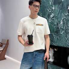 2026秋冬 圆领刺绣短袖T恤打底衫 元素性的Logo徽章凸显休闲时尚魅力,依然独领时尚风骚.内搭好伴侣… 客供高支弹力 2026秋冬 圆领刺绣短袖T恤打底衫 元素性的Logo徽章凸显休闲时尚魅力,依然独领时尚风骚.内搭好伴侣… 客供高支弹力