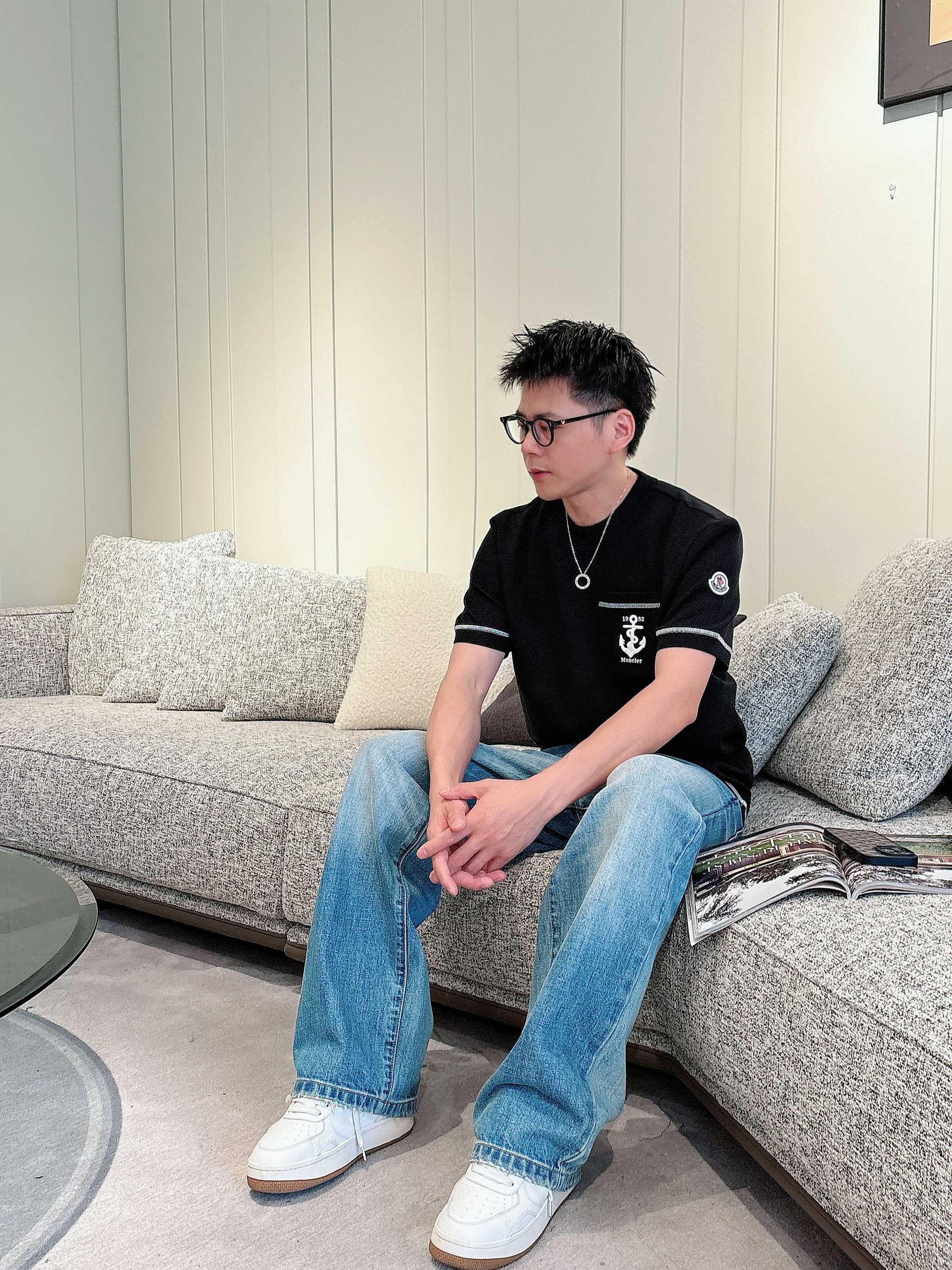 2026秋冬 圆领刺绣短袖T恤打底衫 元素性的Logo徽章凸显休闲时尚魅力,依然独领时尚风骚.内搭好伴侣… 客供高支弹力 2026秋冬 圆领刺绣短袖T恤打底衫 元素性的Logo徽章凸显休闲时尚魅力,依然独领时尚风骚.内搭好伴侣… 客供高支弹力