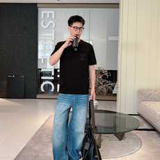 2026秋冬 圆领刺绣短袖T恤打底衫 元素性的Logo徽章凸显休闲时尚魅力,依然独领时尚风骚.内搭好伴侣… 客供高支弹力 2026秋冬 圆领刺绣短袖T恤打底衫 元素性的Logo徽章凸显休闲时尚魅力,依然独领时尚风骚.内搭好伴侣… 客供高支弹力