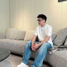 2026秋冬 圆领刺绣短袖T恤打底衫 元素性的Logo徽章凸显休闲时尚魅力,依然独领时尚风骚.内搭好伴侣… 客供高支弹力 2026秋冬 圆领刺绣短袖T恤打底衫 元素性的Logo徽章凸显休闲时尚魅力,依然独领时尚风骚.内搭好伴侣… 客供高支弹力