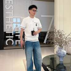 2026秋冬 圆领刺绣短袖T恤打底衫 元素性的Logo徽章凸显休闲时尚魅力,依然独领时尚风骚.内搭好伴侣… 客供高支弹力 2026秋冬 圆领刺绣短袖T恤打底衫 元素性的Logo徽章凸显休闲时尚魅力,依然独领时尚风骚.内搭好伴侣… 客供高支弹力