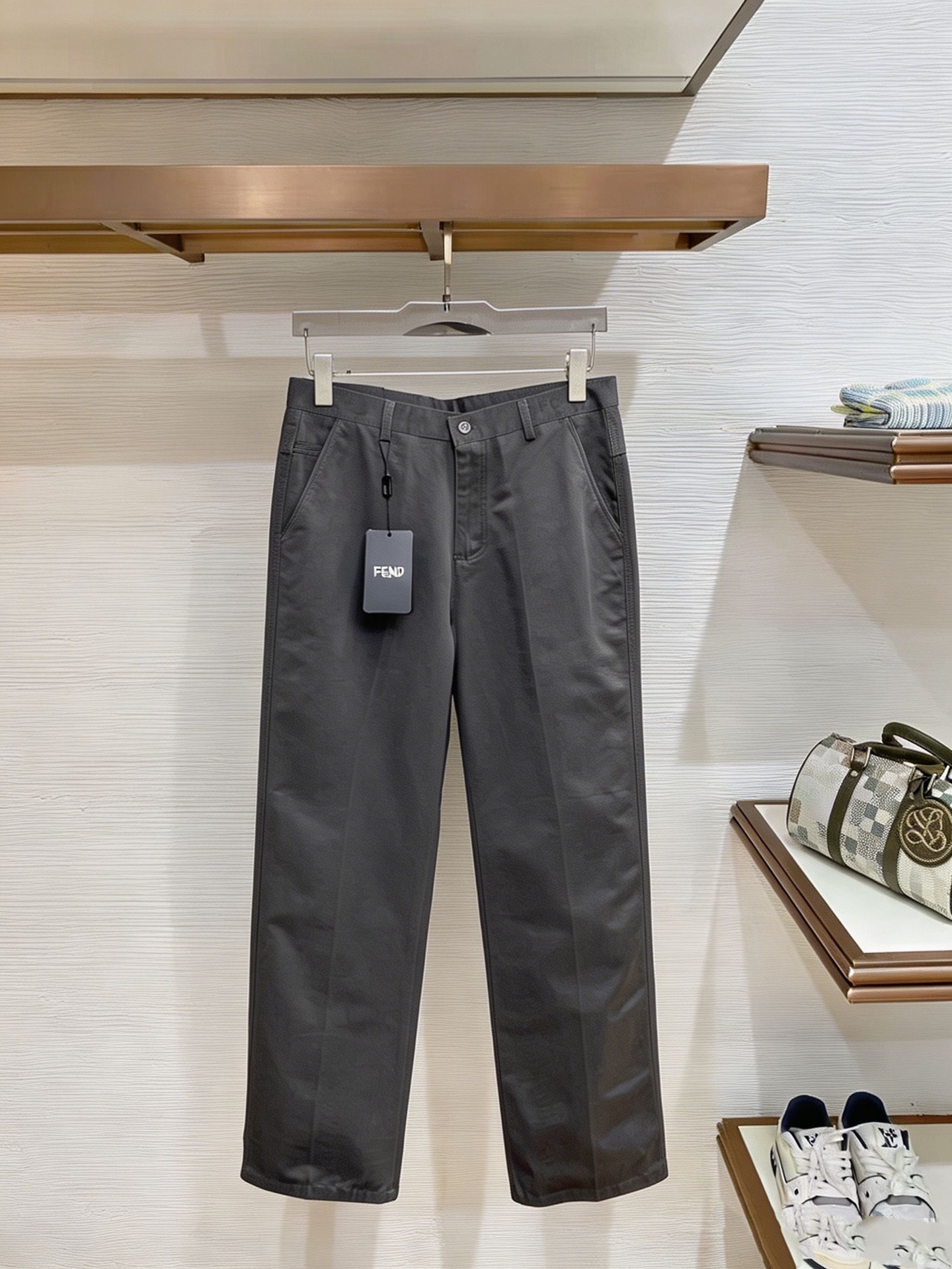 NO:914204,FENDI Fendi casual pants, trousers 2026SS autumn and winter new style, special fabric for advanced custom pants, customized original hardware, heavy craftsmanship, fine turning and routing, customized fabric, soft and comfortable, significant texture, exquisite accessories, excellent upper body effect, complete three standards, standard size 29-38, no 35,,fendi,fendi,19860909FENDI 芬迪 休闲裤 西裤2026SS秋冬新款 高级定制裤子专用面料 定制原版五金 重工工艺打造 车工走线精细 定制面料 柔软舒适 质感显著 辅料精美 上身效果超赞 三标齐全 标准尺码29-38,无35,,fendi,fendi,,Men's clothing