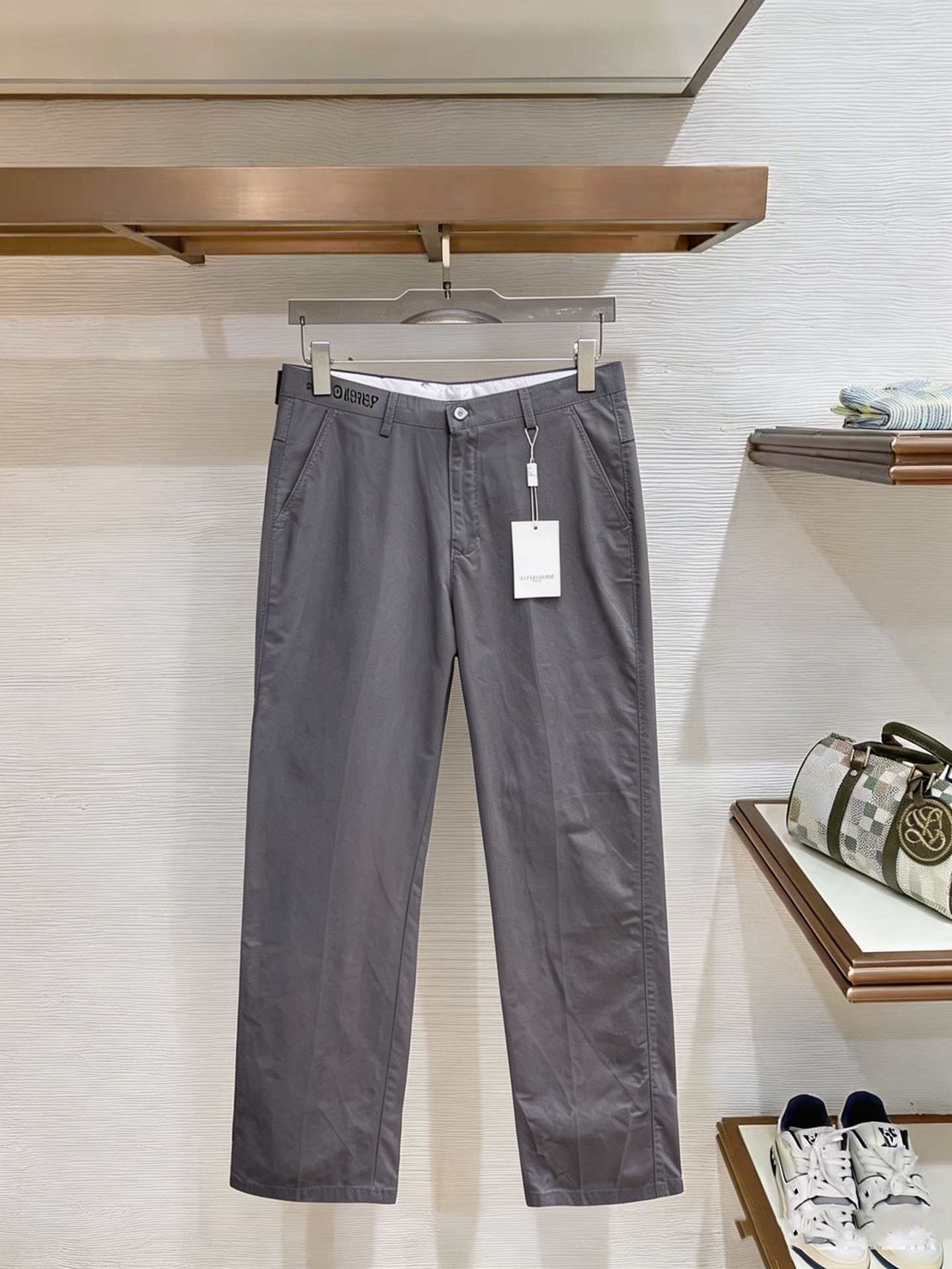 NO:914189,Givenchy casual pants, trousers 2026SS autumn and winter new style, special fabric for advanced custom pants, customized original hardware, heavy craftsmanship, fine lathe wiring, customized fabric, soft and comfortable, significant texture, exquisite accessories, great upper body effect, complete three standards, standard size 29-38, no 35,,givenchy,19860909纪梵希 休闲裤 西裤2026SS秋冬新款 高级定制裤子专用面料 定制原版五金 重工工艺打造 车工走线精细 定制面料 柔软舒适 质感显著 辅料精美 上身效果超赞 三标齐全 标准尺码29-38,无35,,givenchy,,Men's clothing