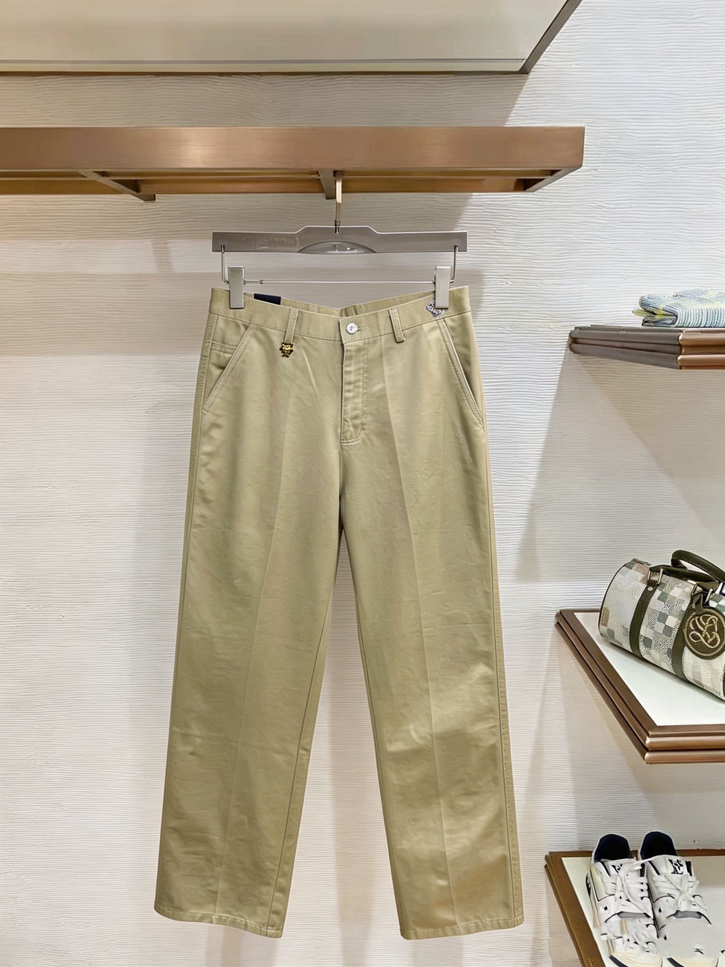 NO:914191,Versace casual pants, trousers 2026SS autumn and winter new style, special fabric for advanced custom pants, customized original hardware, heavy craftsmanship, fine lathe wiring, customized fabric, soft and comfortable, significant texture, exquisite accessories, great upper body effect, complete three standards, standard size 29-38, no 35,,versace,19860909范思哲 休闲裤 西裤2026SS秋冬新款 高级定制裤子专用面料 定制原版五金 重工工艺打造 车工走线精细 定制面料 柔软舒适 质感显著 辅料精美 上身效果超赞 三标齐全 标准尺码29-38,无35,,versace,,Men's clothing