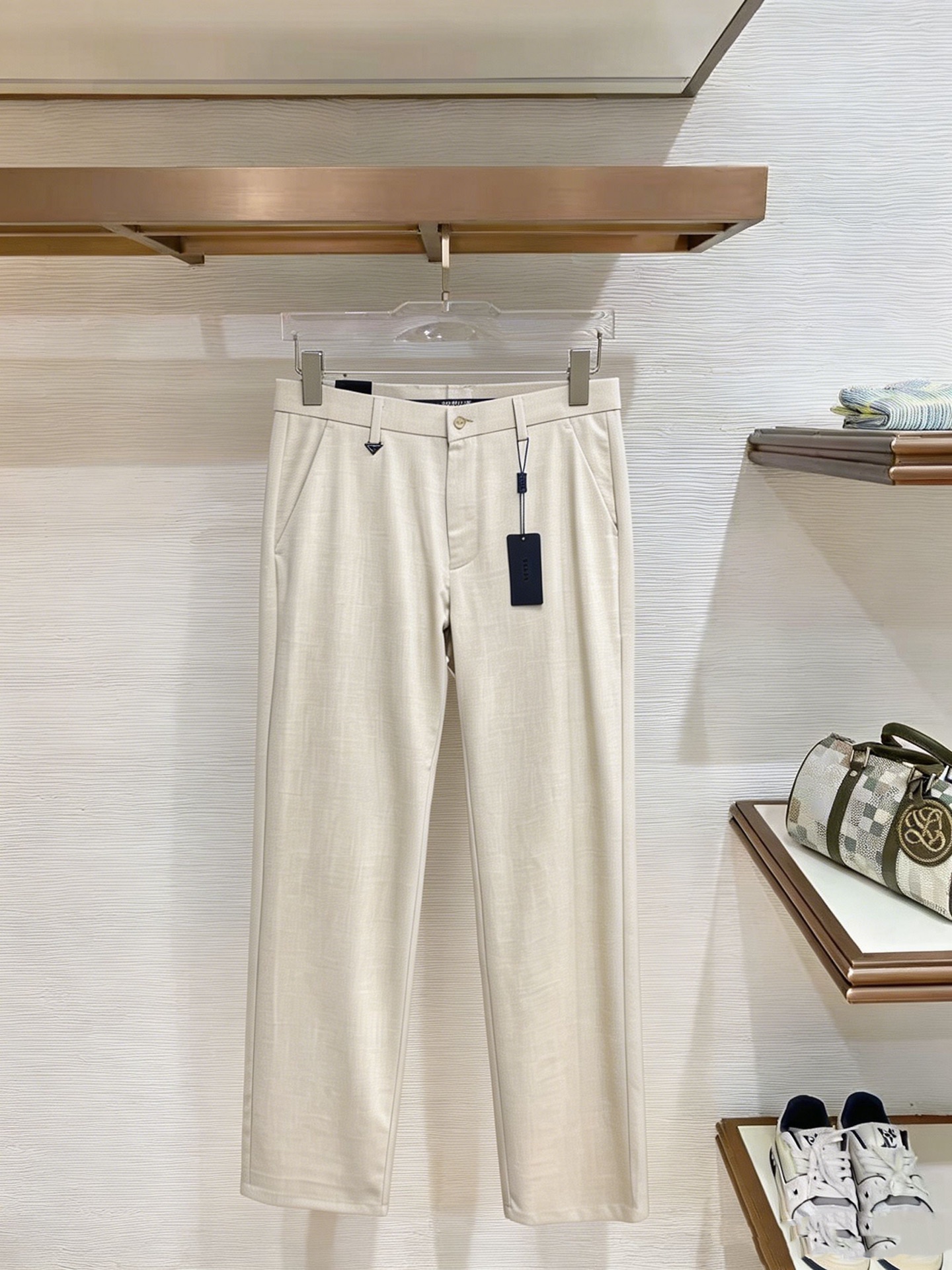 NO:914193,PRADA Casual pants, trousers 2026SS autumn and winter new style, special fabric for advanced custom trousers, customized original hardware, heavy craftsmanship, fine turning and routing, customized fabric, soft and comfortable, significant texture, exquisite accessories, great upper body effect, complete three standards, standard size 29-38, no 35,, prada, prada,19860909PRADA 普拉达 休闲裤 西裤2026SS秋冬新款 高级定制裤子专用面料 定制原版五金 重工工艺打造 车工走线精细 定制面料 柔软舒适 质感显著 辅料精美 上身效果超赞 三标齐全 标准尺码29-38,无35,,prada,prada,,Men's clothing