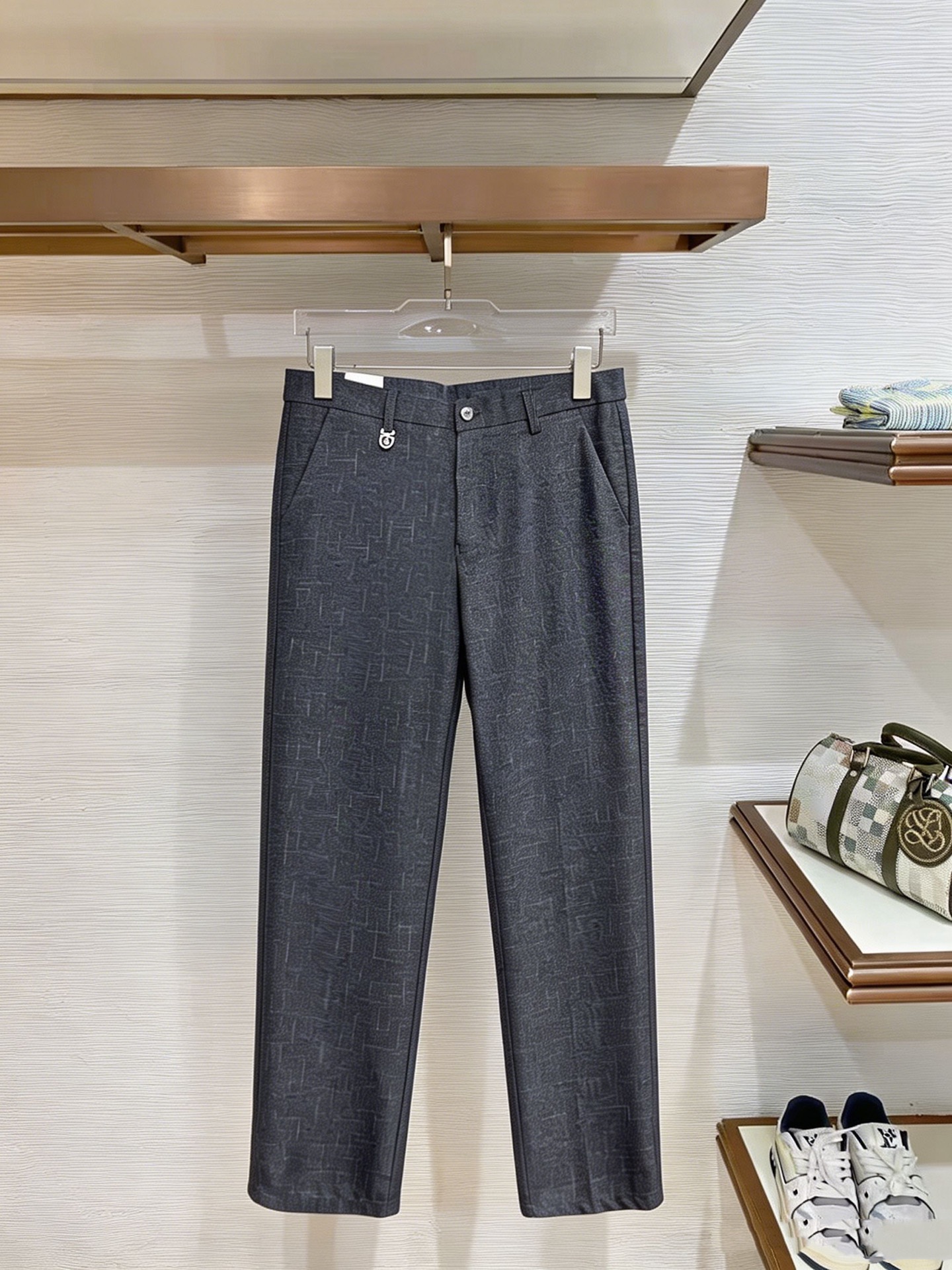 NO:930454,GUCCI Gucci casual pants and trousers 2026SS autumn and winter new style, special fabric for advanced custom pants, customized original hardware, heavy craftsmanship, fine turning and routing, customized fabric, soft and comfortable, significant texture, exquisite accessories, great upper body effect, complete three standards, standard size 29-38, no 35,,gucci,19860909GUCCI 古奇 休闲裤 西裤2026SS秋冬新款 高级定制裤子专用面料 定制原版五金 重工工艺打造 车工走线精细 定制面料 柔软舒适 质感显著 辅料精美 上身效果超赞 三标齐全 标准尺码29-38,无35,,gucci,,Men's clothing