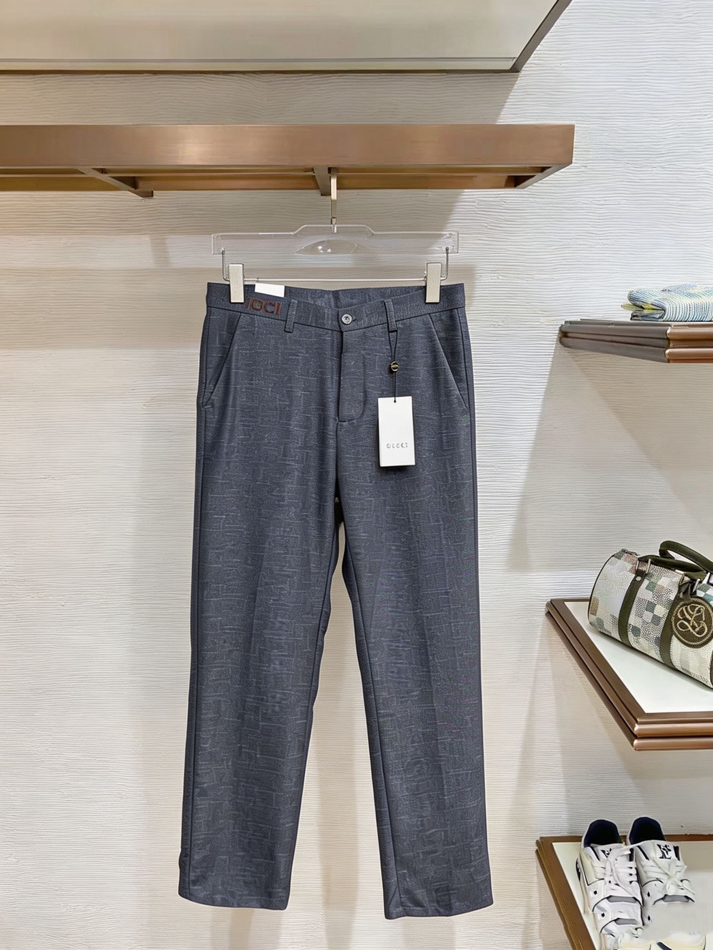 NO:914195,GUCCI Gucci casual pants and trousers 2026SS autumn and winter new style, special fabric for advanced custom pants, customized original hardware, heavy craftsmanship, fine turning and routing, customized fabric, soft and comfortable, significant texture, exquisite accessories, great upper body effect, complete three standards, standard size 29-38, no 35,,gucci,19860909GUCCI 古奇 休闲裤 西裤2026SS秋冬新款 高级定制裤子专用面料 定制原版五金 重工工艺打造 车工走线精细 定制面料 柔软舒适 质感显著 辅料精美 上身效果超赞 三标齐全 标准尺码29-38,无35,,gucci,,Men's clothing