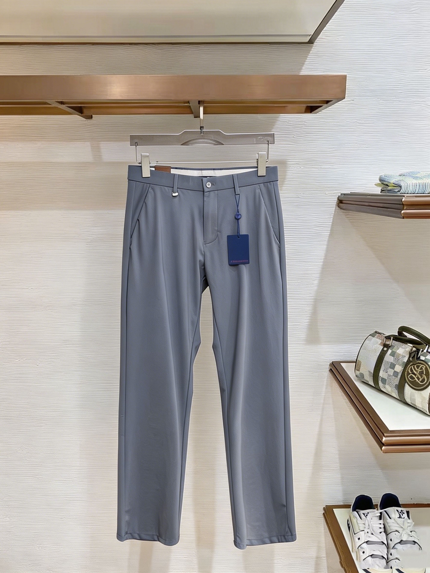 NO:914197,LV casual pants, trousers 2026SS autumn and winter new style, special fabric for advanced custom pants, customized original hardware, heavy craftsmanship, fine turning and routing, customized fabric, soft and comfortable, significant texture, exquisite accessories, excellent upper body effect, complete three standards, standard size 29-38, no 35,, louis vuitton,19860909LV 休闲裤 西裤2026SS秋冬新款 高级定制裤子专用面料 定制原版五金 重工工艺打造 车工走线精细 定制面料 柔软舒适 质感显著 辅料精美 上身效果超赞 三标齐全 标准尺码29-38,无35,,louis vuitton,,Men's clothing