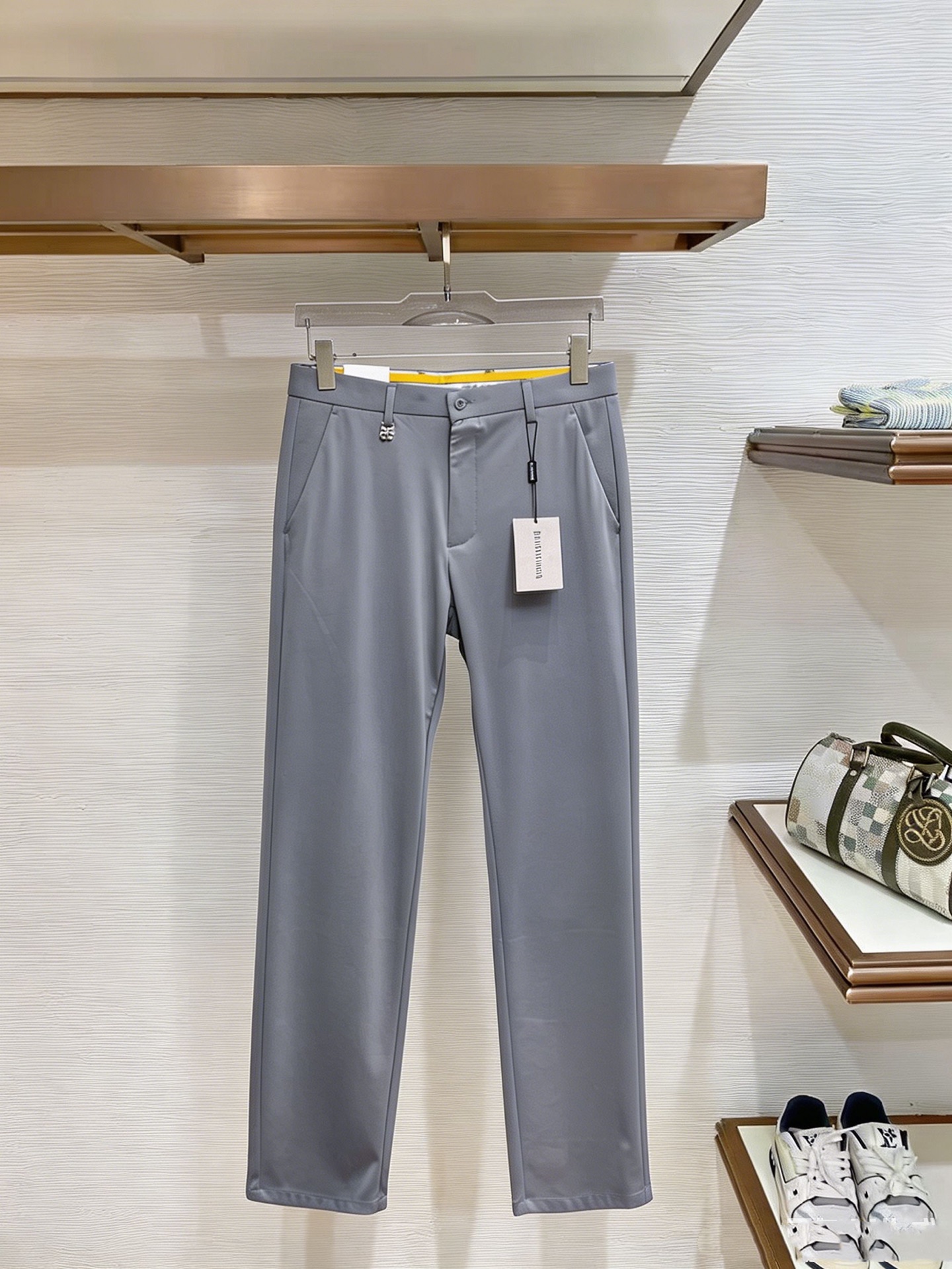 NO:914199,Balenciaga casual pants and trousers 2026SS autumn and winter new style, special fabric for advanced custom pants, customized original hardware, heavy craftsmanship, fine lathe wiring, customized fabrics, soft and comfortable, significant texture, exquisite accessories, great upper body effect, complete three standards, standard size 29-38, no 35,, balenciaga,19860909巴黎世家 休闲裤 西裤2026SS秋冬新款 高级定制裤子专用面料 定制原版五金 重工工艺打造 车工走线精细 定制面料 柔软舒适 质感显著 辅料精美 上身效果超赞 三标齐全 标准尺码29-38,无35,,balenciaga,,Men's clothing