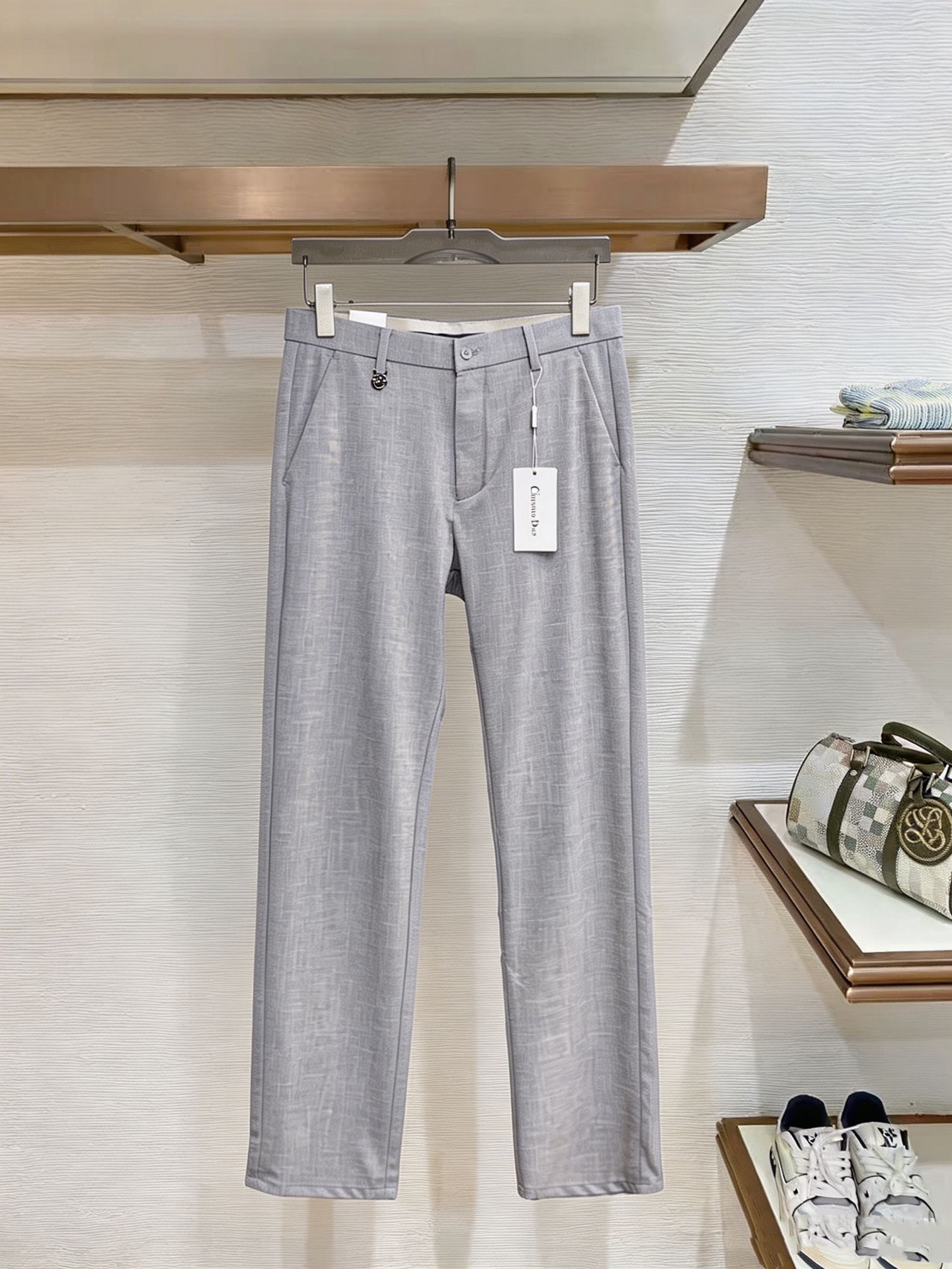 NO:914201,Dior Dior casual pants and trousers 2026SS autumn and winter new style, special fabric for advanced custom pants, customized original hardware, heavy craftsmanship, fine turning and routing, customized fabric, soft and comfortable, significant texture, exquisite accessories, great upper body effect, complete three standards, standard size 29-38, no 35,, dior, dior,19860909Dior 迪奥 休闲裤 西裤2026SS秋冬新款 高级定制裤子专用面料 定制原版五金 重工工艺打造 车工走线精细 定制面料 柔软舒适 质感显著 辅料精美 上身效果超赞 三标齐全 标准尺码29-38,无35,,dior,dior,,Men's clothing