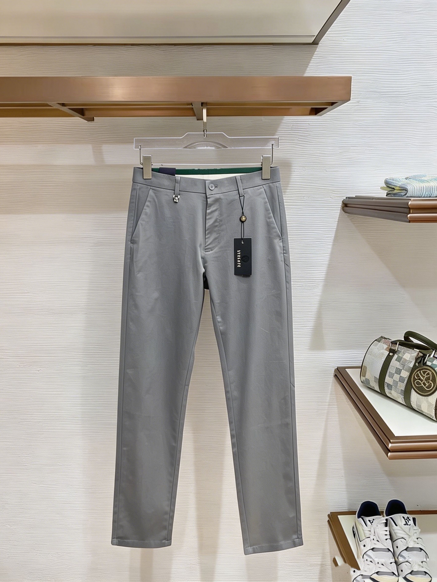 NO:914203,Versace casual pants, trousers 2026SS autumn and winter new style, special fabric for advanced custom pants, customized original hardware, heavy craftsmanship, fine lathe wiring, customized fabric, soft and comfortable, significant texture, exquisite accessories, great upper body effect, complete three standards, standard size 29-38, no 35,,versace,19860909范思哲 休闲裤 西裤2026SS秋冬新款 高级定制裤子专用面料 定制原版五金 重工工艺打造 车工走线精细 定制面料 柔软舒适 质感显著 辅料精美 上身效果超赞 三标齐全 标准尺码29-38,无35,,versace,,Men's clothing