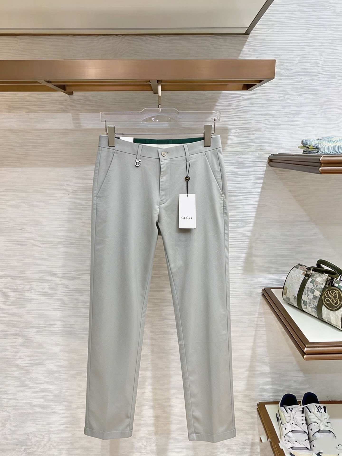 NO:914207,GUCCI Gucci casual pants and trousers 2026SS autumn and winter new style, special fabric for advanced custom pants, customized original hardware, heavy craftsmanship, fine turning and routing, customized fabric, soft and comfortable, significant texture, exquisite accessories, great upper body effect, complete three standards, standard size 29-38, no 35,,gucci,19860909GUCCI 古奇 休闲裤 西裤2026SS秋冬新款 高级定制裤子专用面料 定制原版五金 重工工艺打造 车工走线精细 定制面料 柔软舒适 质感显著 辅料精美 上身效果超赞 三标齐全 标准尺码29-38,无35,,gucci,,Men's clothing